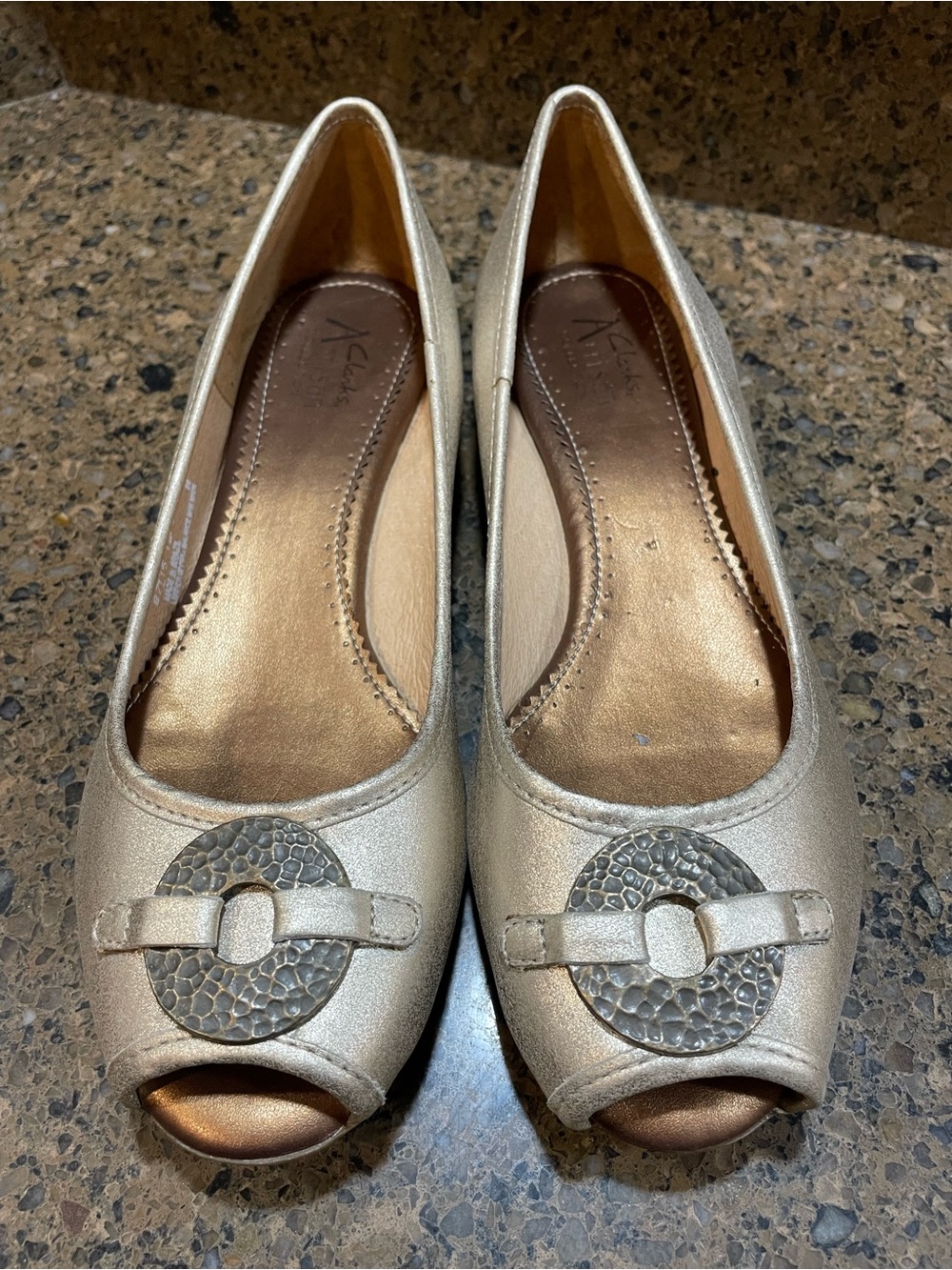 Clarks Artisan Metallic Champagne Leather Peep-Toe Flats Hammered Buckle Sz 7